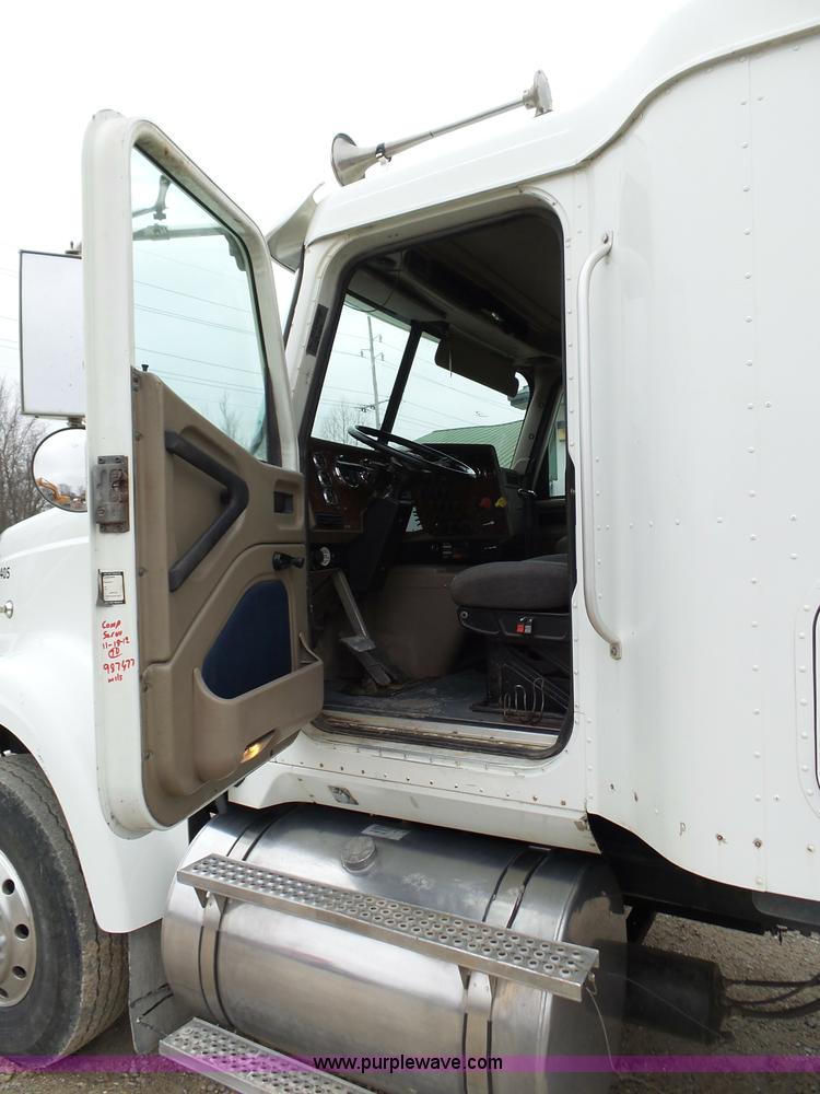 image for item K1305 2005 International 9900i semi truck