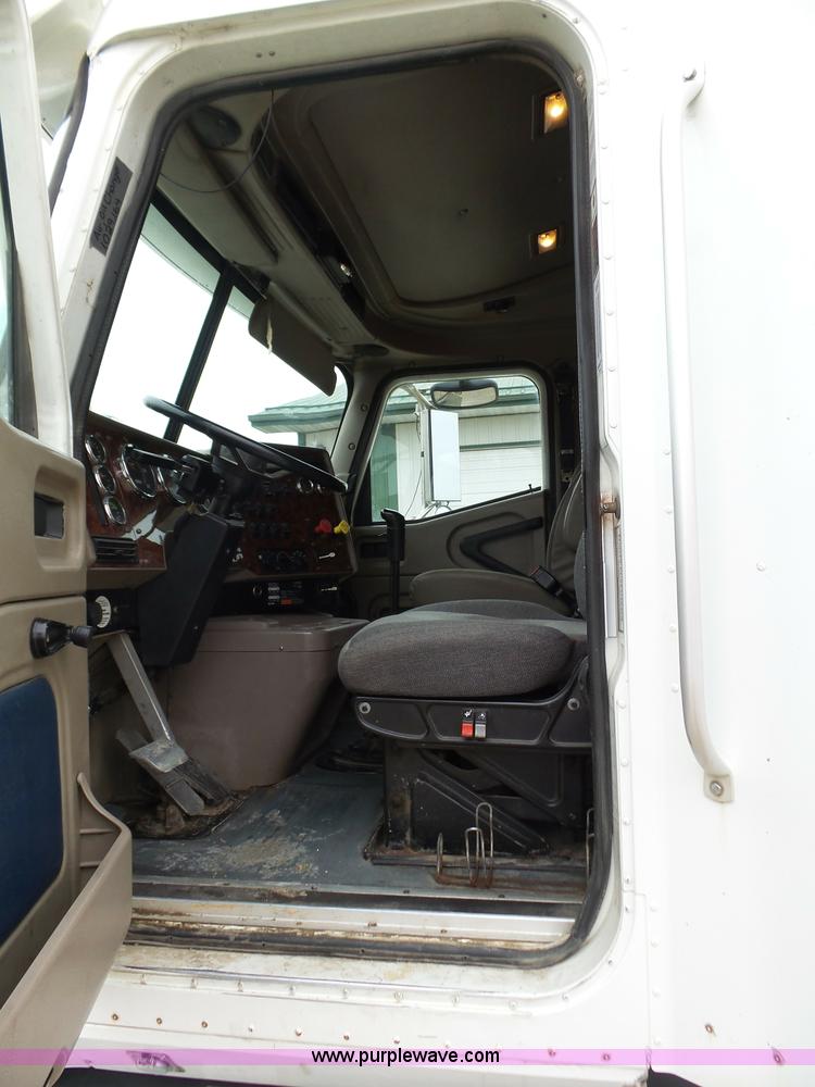 image for item K1305 2005 International 9900i semi truck