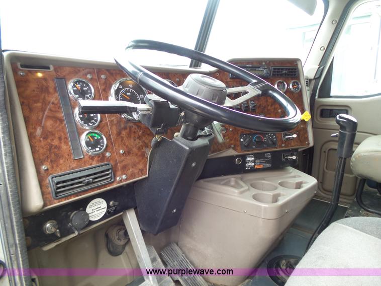 image for item K1305 2005 International 9900i semi truck