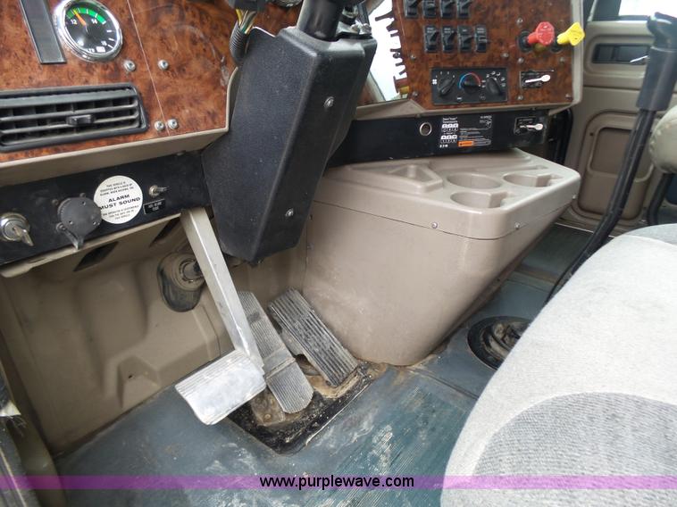 image for item K1305 2005 International 9900i semi truck