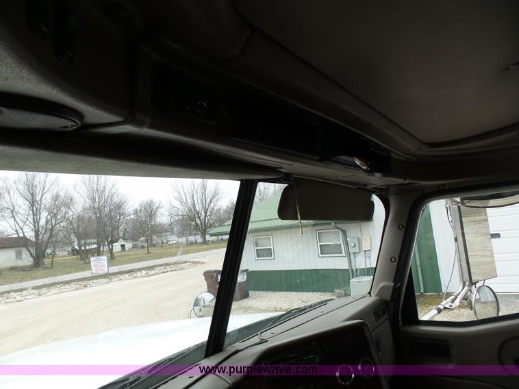 image for item K1305 2005 International 9900i semi truck