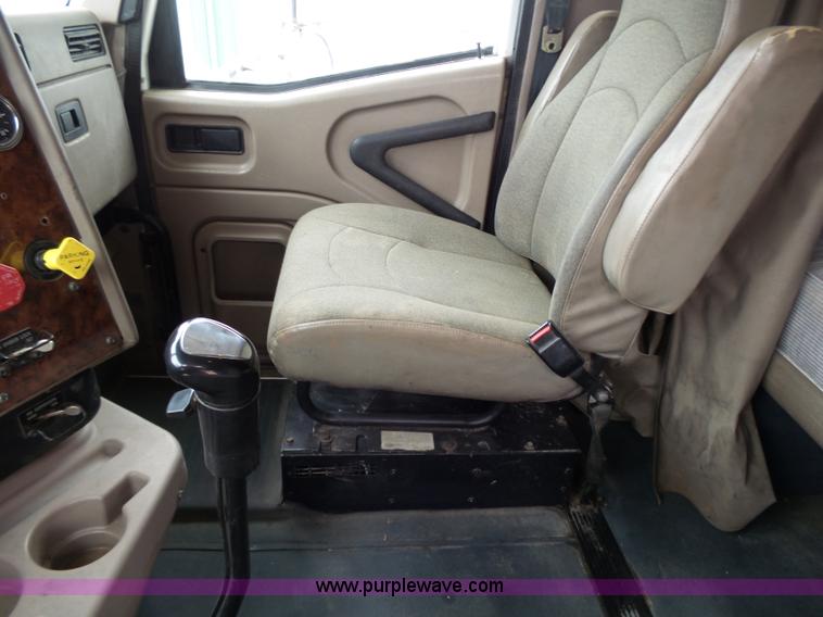 image for item K1305 2005 International 9900i semi truck