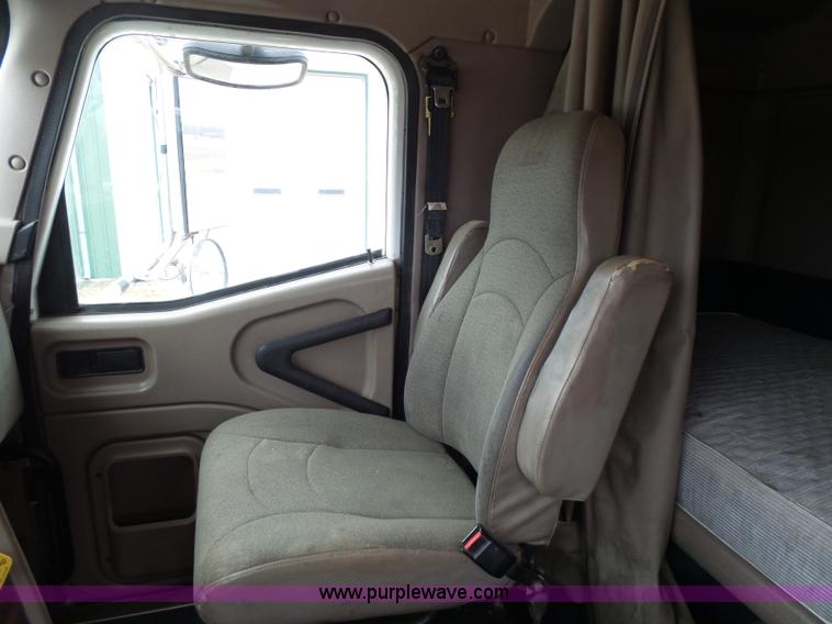 image for item K1305 2005 International 9900i semi truck