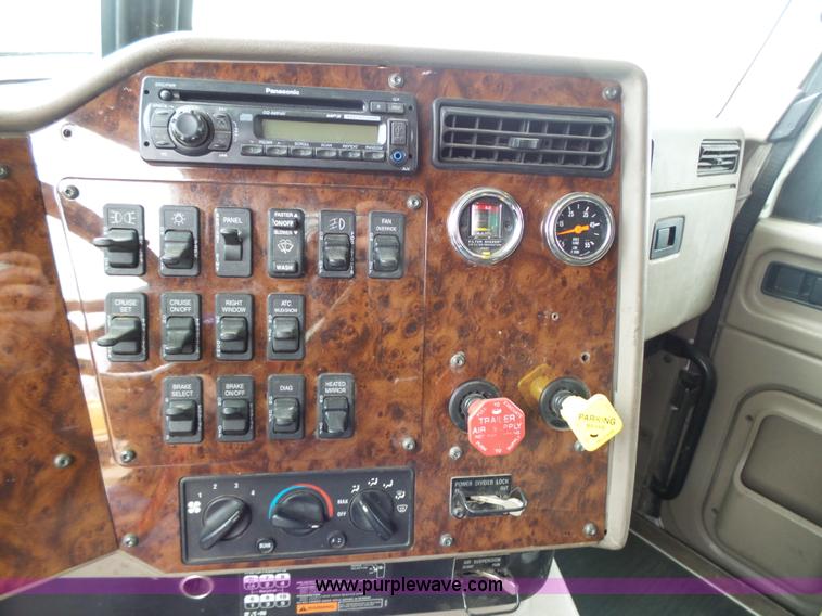 image for item K1305 2005 International 9900i semi truck