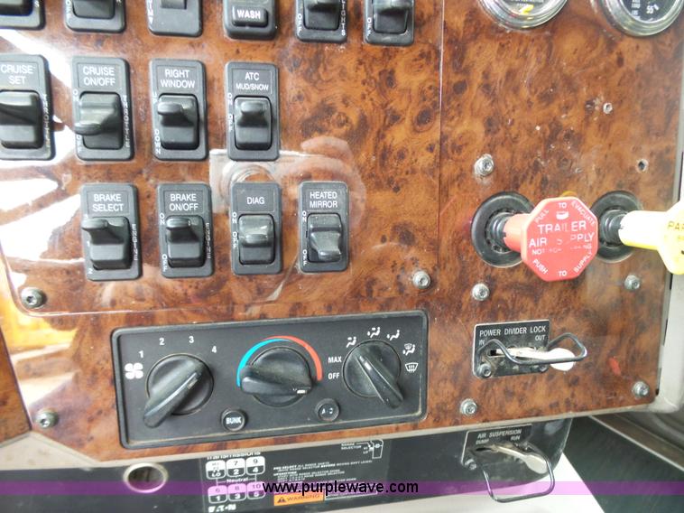 image for item K1305 2005 International 9900i semi truck