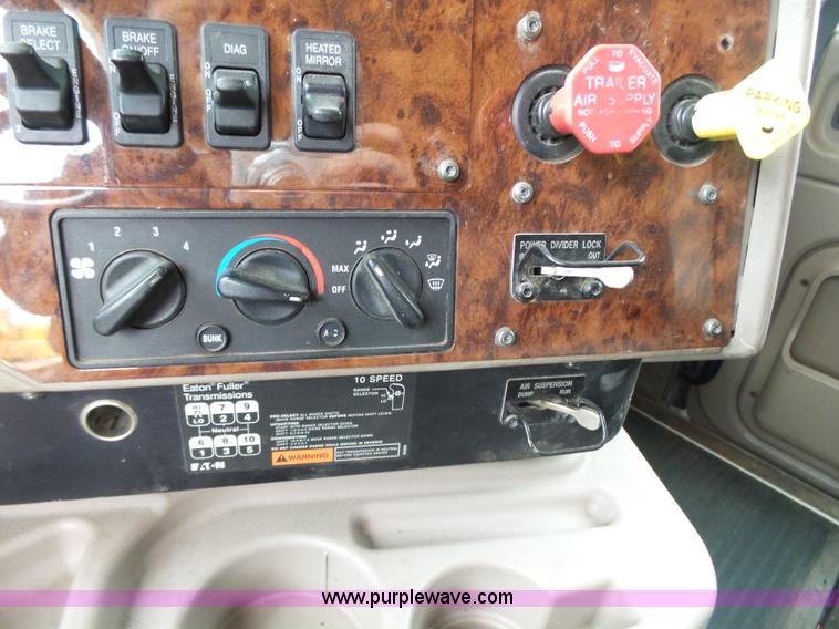 image for item K1305 2005 International 9900i semi truck