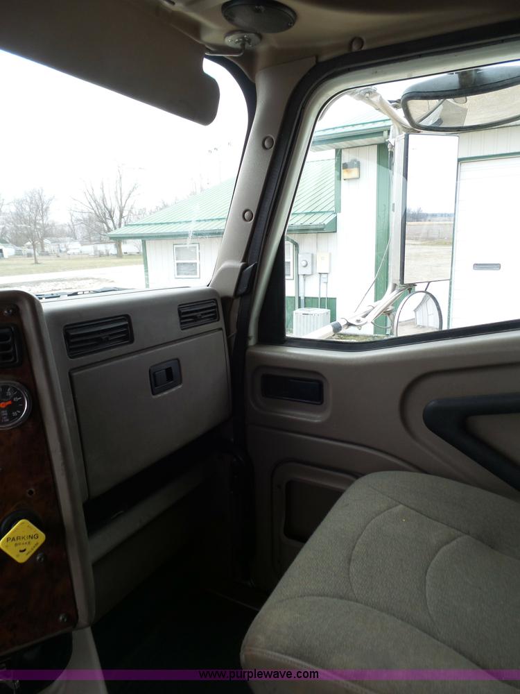 image for item K1305 2005 International 9900i semi truck