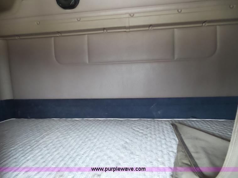 image for item K1305 2005 International 9900i semi truck