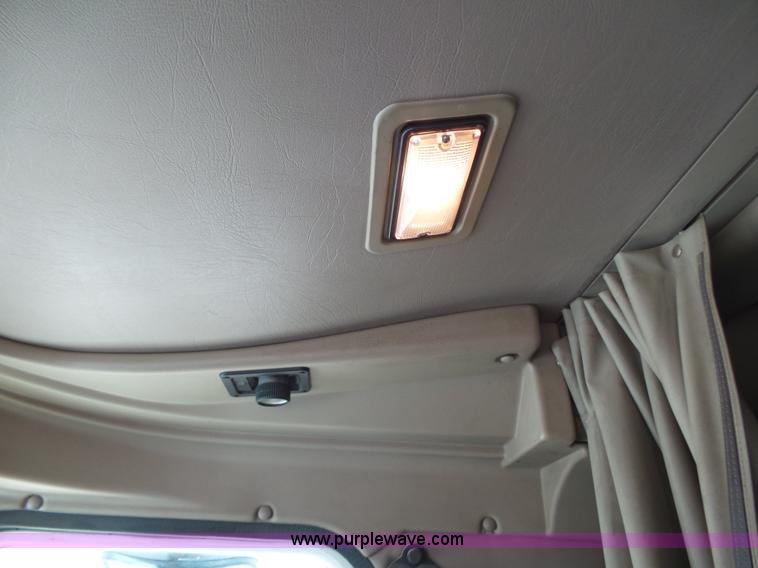 image for item K1305 2005 International 9900i semi truck