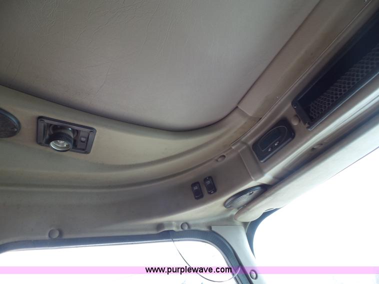 image for item K1305 2005 International 9900i semi truck