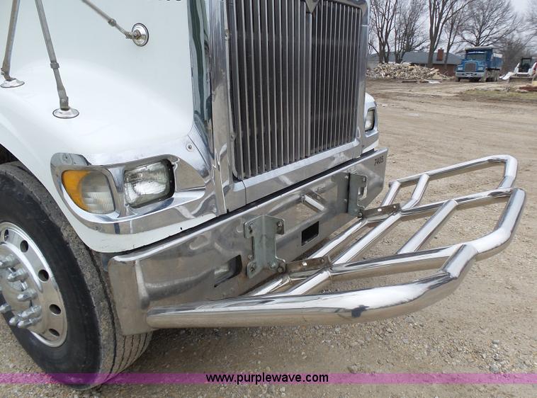 image for item K1305 2005 International 9900i semi truck