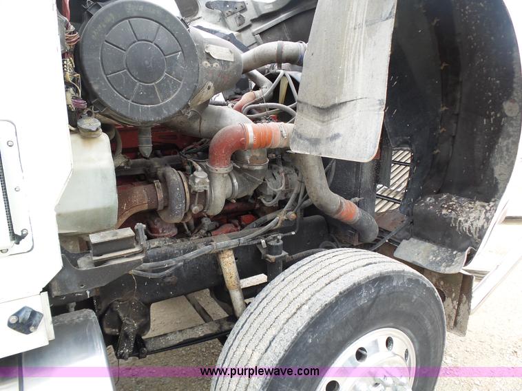 image for item K1305 2005 International 9900i semi truck