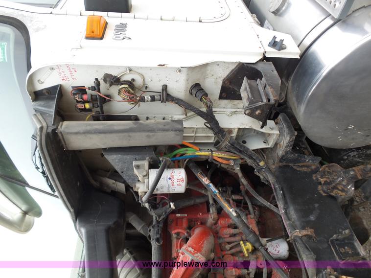 image for item K1305 2005 International 9900i semi truck