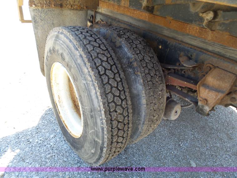 image for item K1311 1998 Ford L8501 Louisville 101 flatbed truck