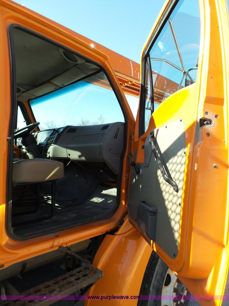 image for item K1311 1998 Ford L8501 Louisville 101 flatbed truck