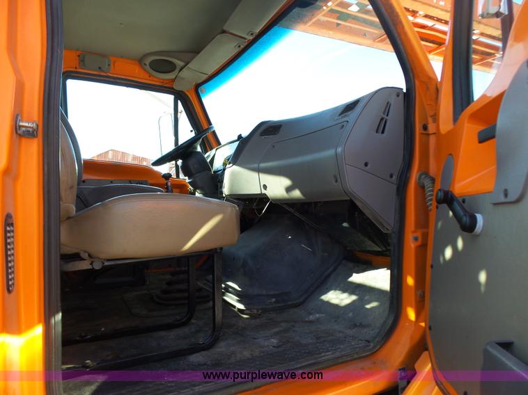 image for item K1311 1998 Ford L8501 Louisville 101 flatbed truck