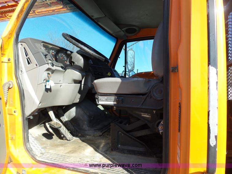 image for item K1311 1998 Ford L8501 Louisville 101 flatbed truck