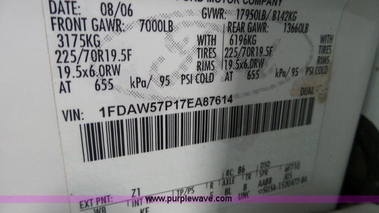 image for item K3493 2007 Ford F550 Super Duty Crew Cab flatbed truck