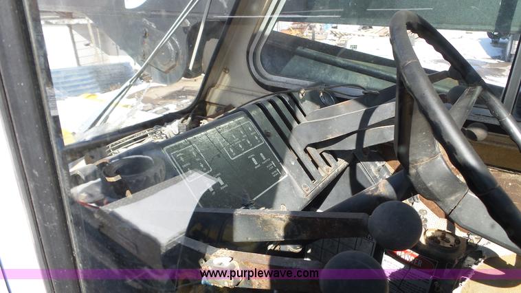 image for item K4589 P & H Omega 20 crane