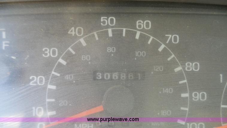 image for item K5043 1999 Ford F550 service truck with crane