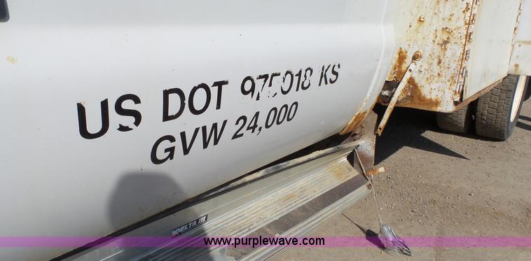 image for item K5043 1999 Ford F550 service truck with crane