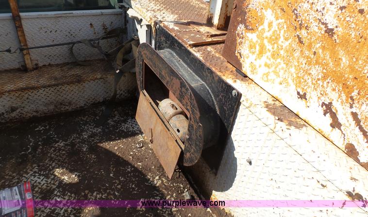 image for item K5043 1999 Ford F550 service truck with crane