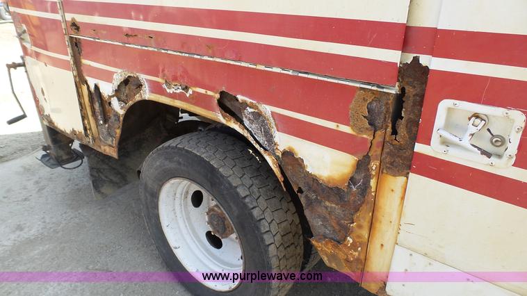 image for item K5043 1999 Ford F550 service truck with crane