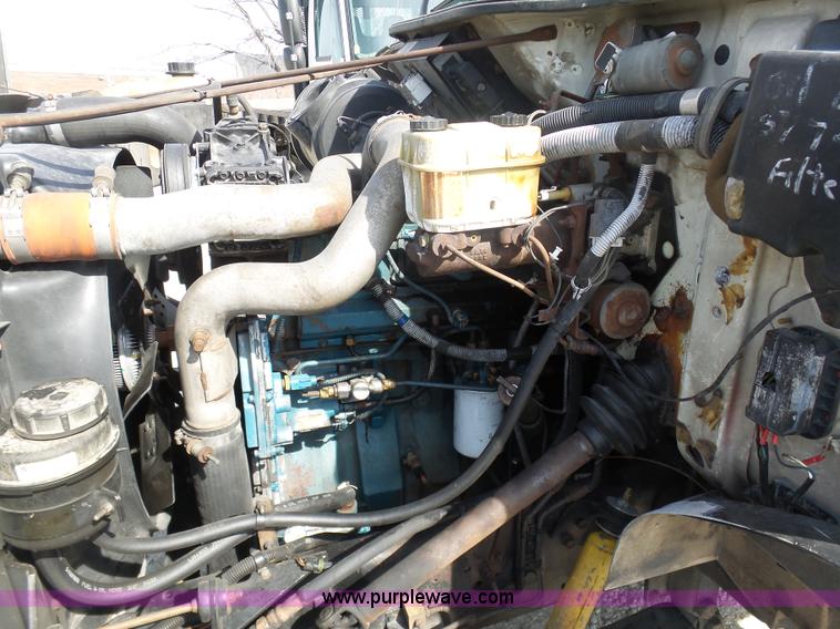 image for item L3016 1998 International 4700 truck chassis