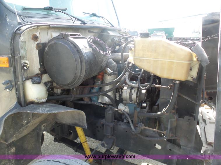 image for item L3016 1998 International 4700 truck chassis