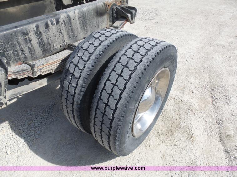 image for item L3016 1998 International 4700 truck chassis