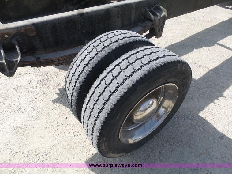 image for item L3016 1998 International 4700 truck chassis