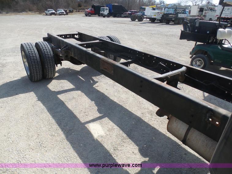 image for item L3016 1998 International 4700 truck chassis