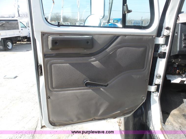 image for item L3016 1998 International 4700 truck chassis