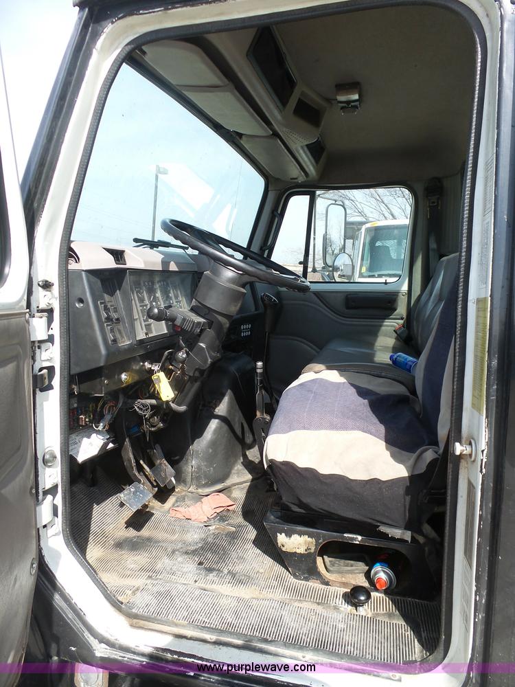 image for item L3016 1998 International 4700 truck chassis