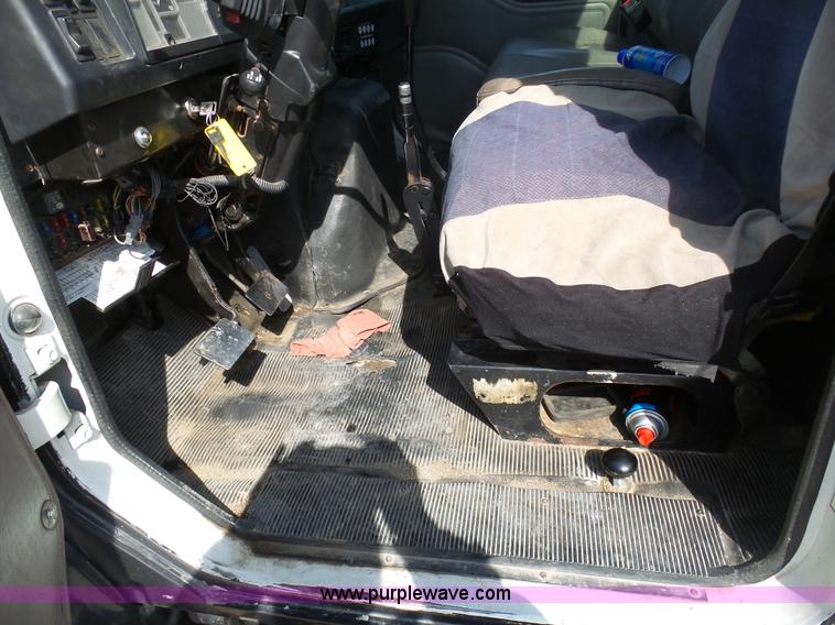 image for item L3016 1998 International 4700 truck chassis