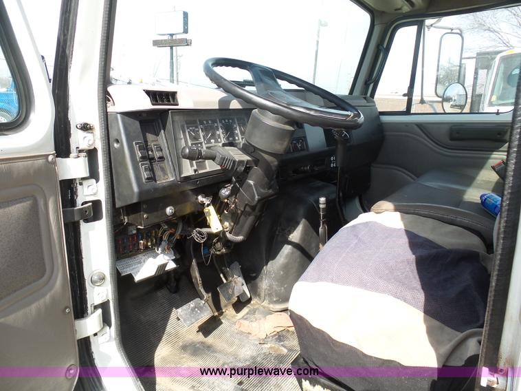 image for item L3016 1998 International 4700 truck chassis