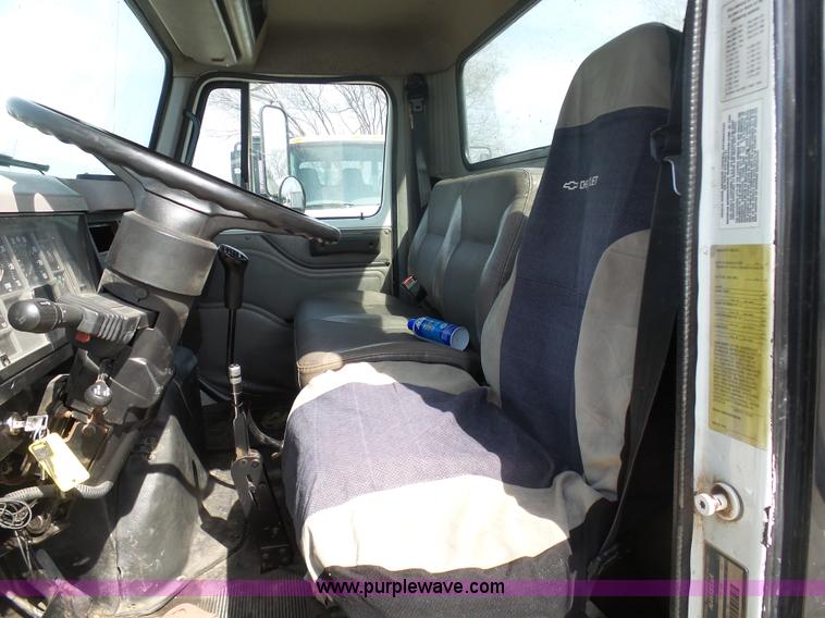 image for item L3016 1998 International 4700 truck chassis