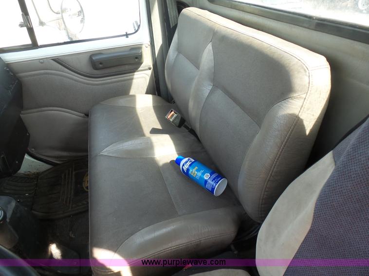 image for item L3016 1998 International 4700 truck chassis