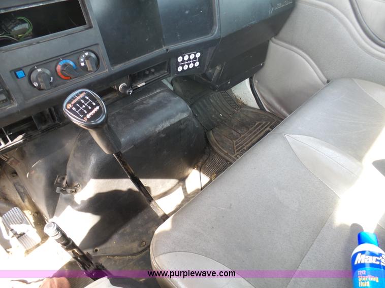 image for item L3016 1998 International 4700 truck chassis