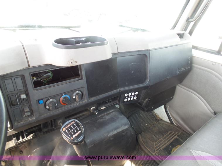 image for item L3016 1998 International 4700 truck chassis