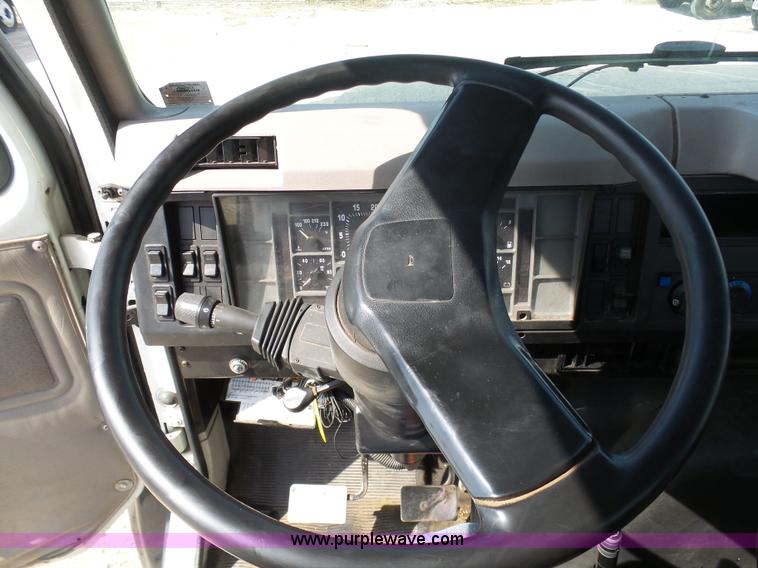 image for item L3016 1998 International 4700 truck chassis