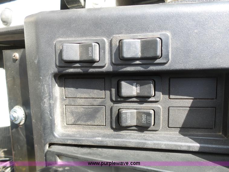 image for item L3016 1998 International 4700 truck chassis