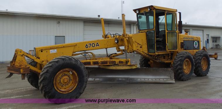 image for item L4248 1982 John Deere 670A motor grader