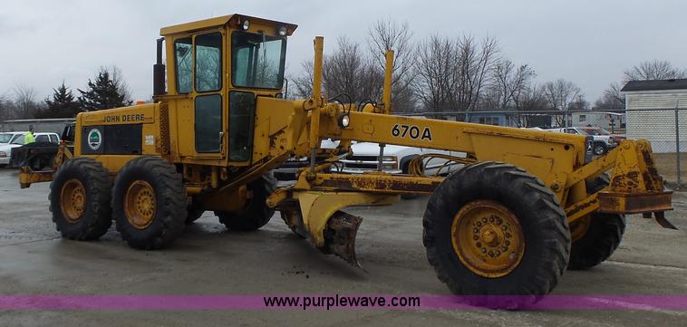 image for item L4248 1982 John Deere 670A motor grader