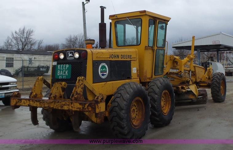 image for item L4248 1982 John Deere 670A motor grader