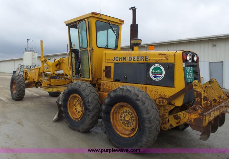 image for item L4248 1982 John Deere 670A motor grader