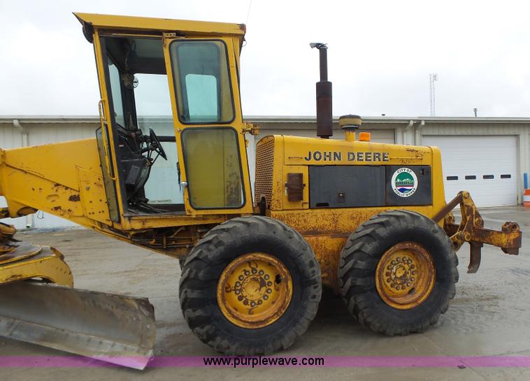 image for item L4248 1982 John Deere 670A motor grader