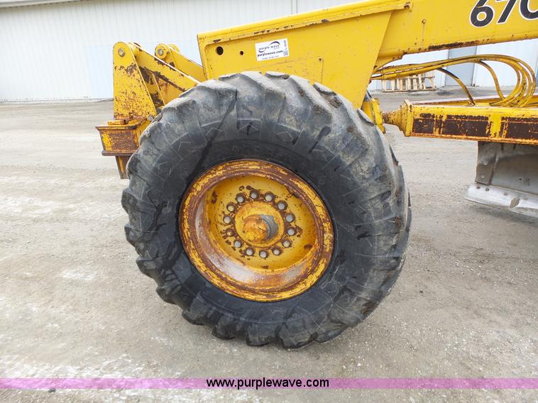 image for item L4248 1982 John Deere 670A motor grader
