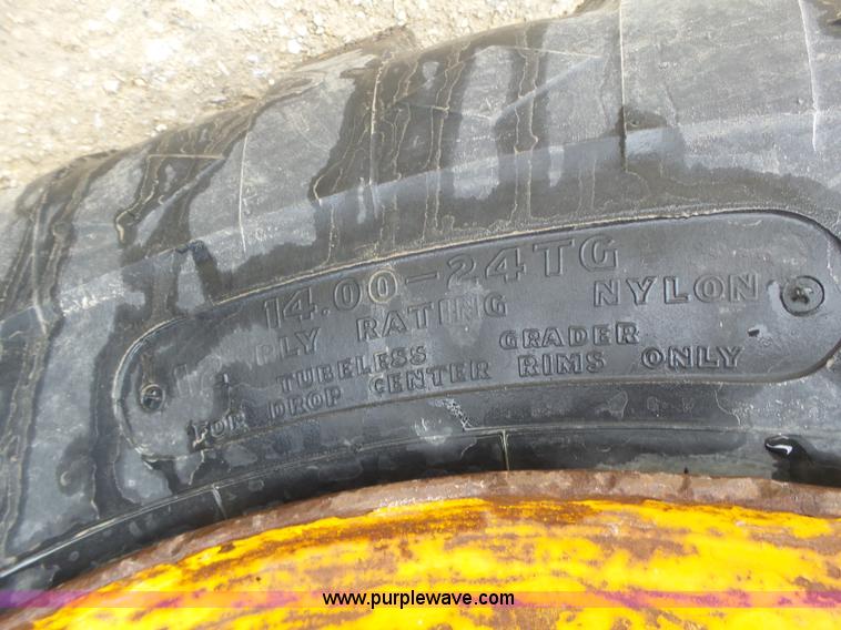 image for item L4248 1982 John Deere 670A motor grader