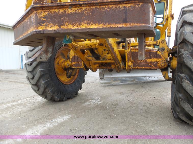 image for item L4248 1982 John Deere 670A motor grader